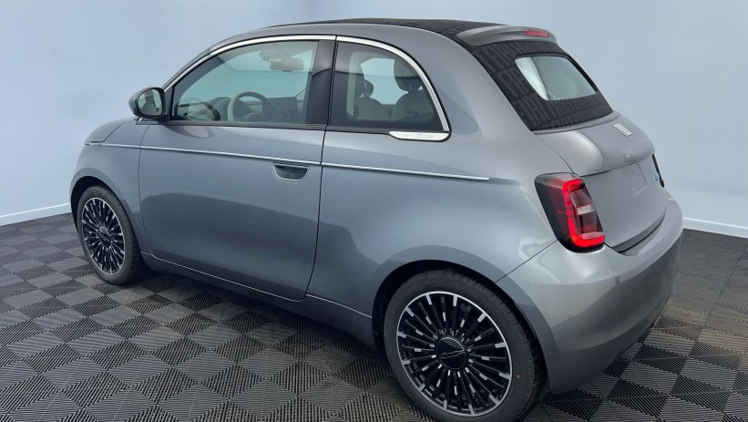 Aperçu du véhicule : Electrique 118 ch (87 kW) La Prima by Bocelli Mineral Grey Capote avec monogramme Fiat avec 1838€ d'équipements inclus