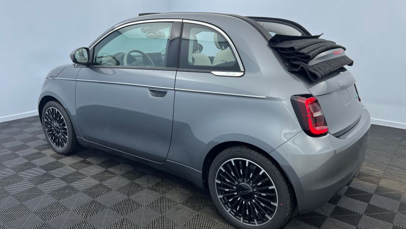 Aperçu du véhicule : Electrique 118 ch (87 kW) La Prima by Bocelli Mineral Grey Capote avec monogramme Fiat avec 1838€ d'équipements inclus