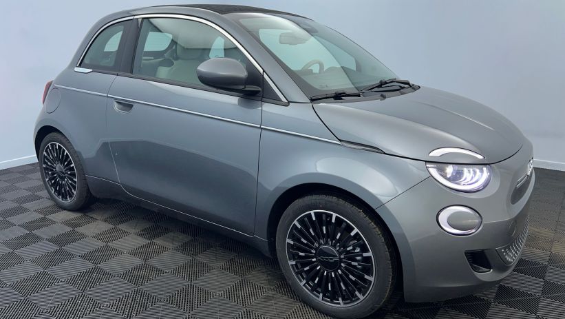 Aperçu du véhicule : Electrique 118 ch (87 kW) La Prima by Bocelli Mineral Grey Capote avec monogramme Fiat avec 1838€ d'équipements inclus