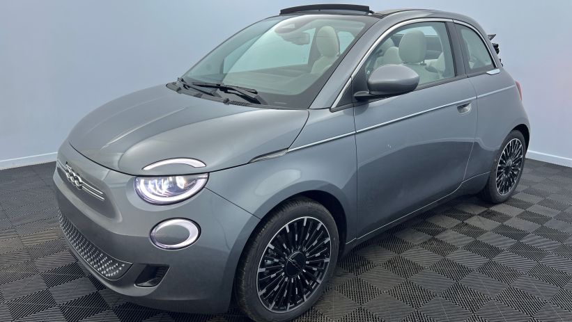 Aperçu du véhicule : Electrique 118 ch (87 kW) La Prima by Bocelli Mineral Grey Capote avec monogramme Fiat avec 1838€ d'équipements inclus