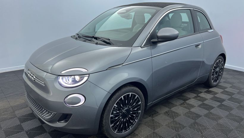 Aperçu du véhicule : Electrique 118 ch (87 kW) La Prima by Bocelli Mineral Grey Capote avec monogramme Fiat avec 1838€ d'équipements inclus